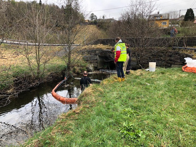 Oljelekkasje i Sanddalselven 24. april 2023