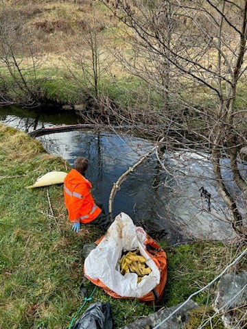 Oppfølging etter oljelekkasje i Sanddalselven.